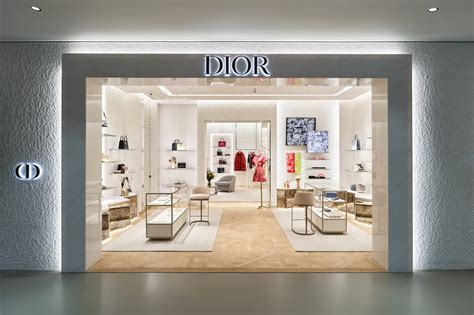 Dior boutique in Warsaw speaks Italian 